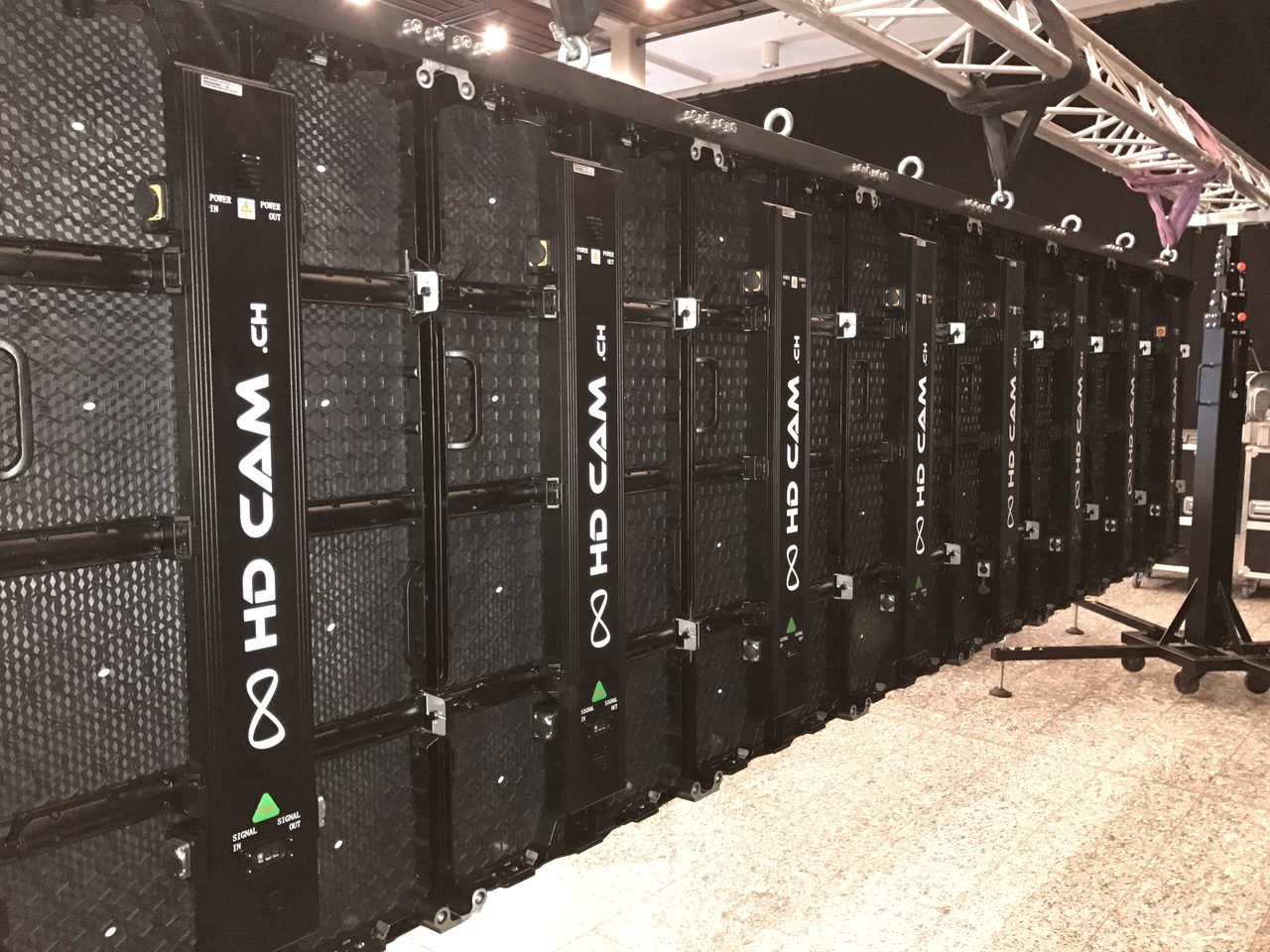 Écran LED géant en cours de montage