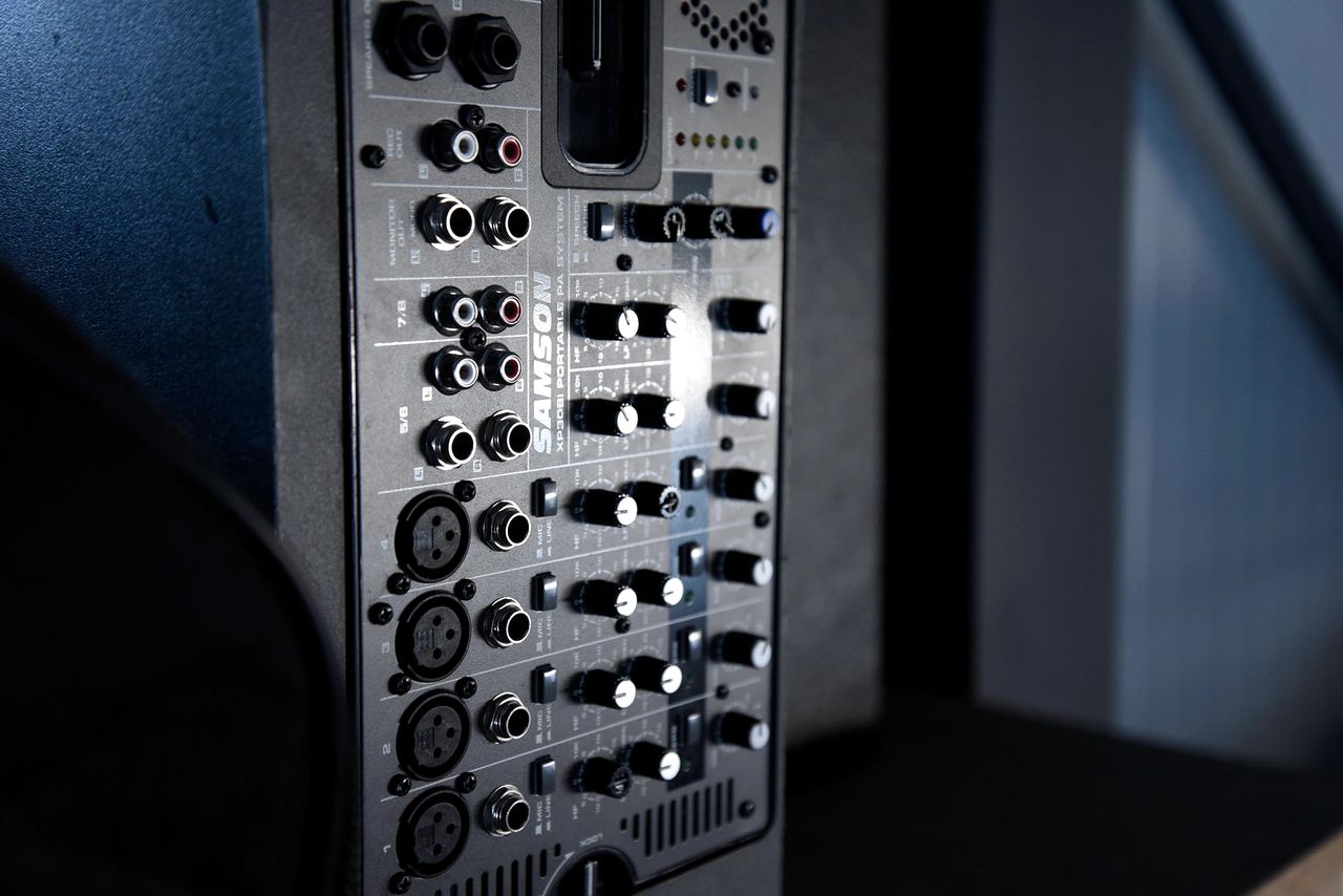 Panneau de connectique arrière d'un rack audio